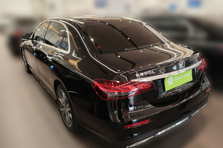 奔驰E级 2021款 改款 E 300 L 运动时尚型车身外观5