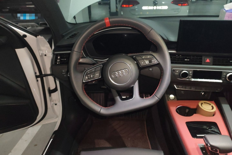 奥迪A4L 2025款 200万辆悦享版 40 TFSI 豪华动感型中控内饰13