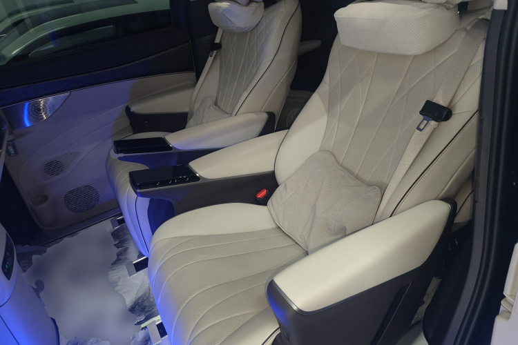 腾势D9 2024款 DM-i 1050 尊享型中控内饰7004