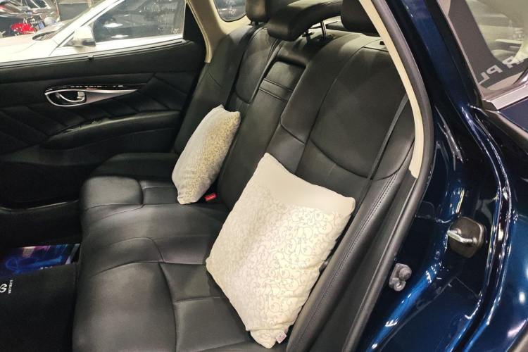 英菲尼迪Q70 2017款 Q70L 2.5L 精英版中控内饰21