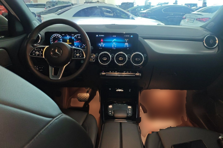 奔驰GLA 2023款 改款 GLA 200中控内饰12