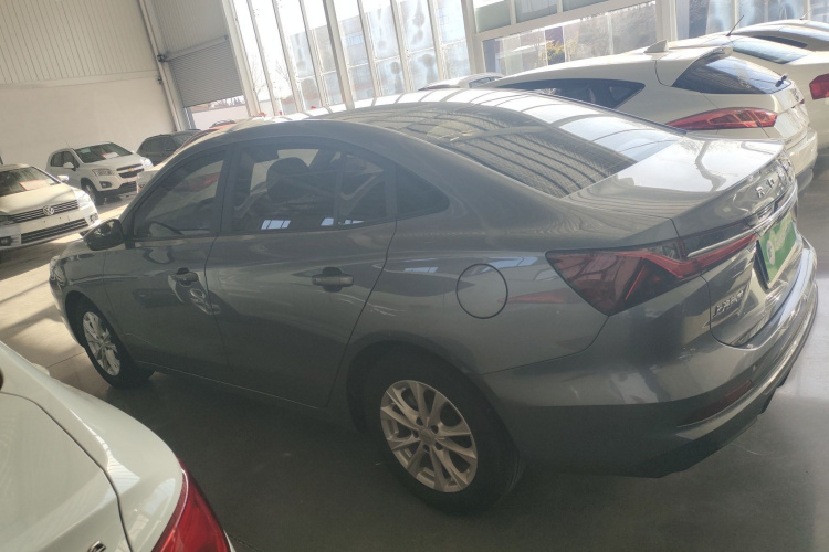 荣威i5 2023款 1.5L 手动舒享版车身外观4