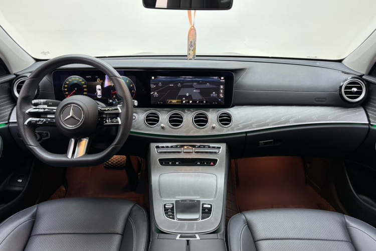 奔驰E级 2022款 改款三 E 300 L 运动时尚型中控内饰7005