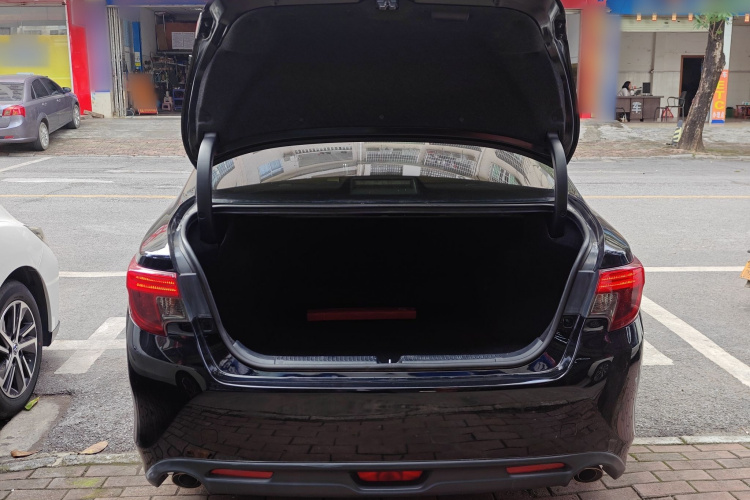 丰田 锐志 2013款 2.5V 尊锐版机舱底盘23