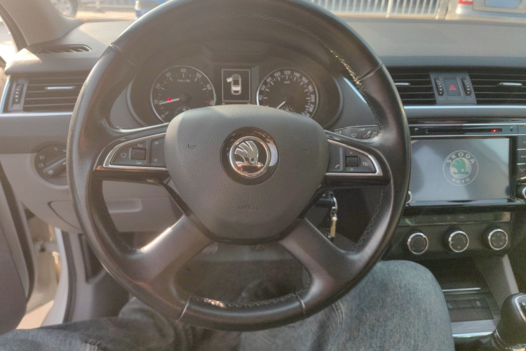 斯柯达 明锐 2015款 1.6L 手动逸俊版中控内饰13