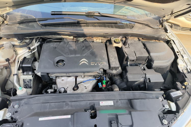 雪铁龙 世嘉 2013款 三厢 1.6L 手动品尚型机舱底盘24