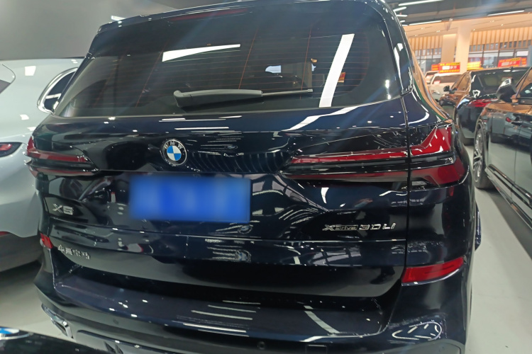 宝马X5 2025款 xDrive 30Li 尊享型M运动曜夜套装车身外观6