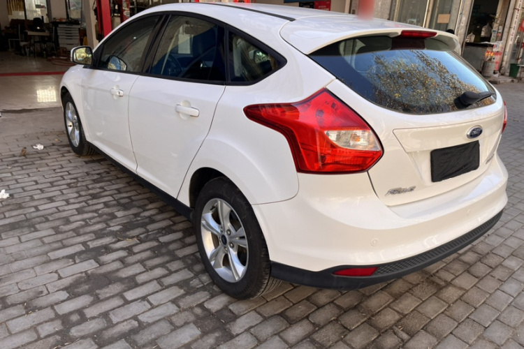 福特 福克斯 2012款 两厢 1.6L 自动风尚型车身外观6005