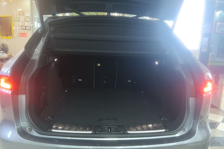 捷豹F-PACE 2020款 2.0T 赛旗版机舱底盘23