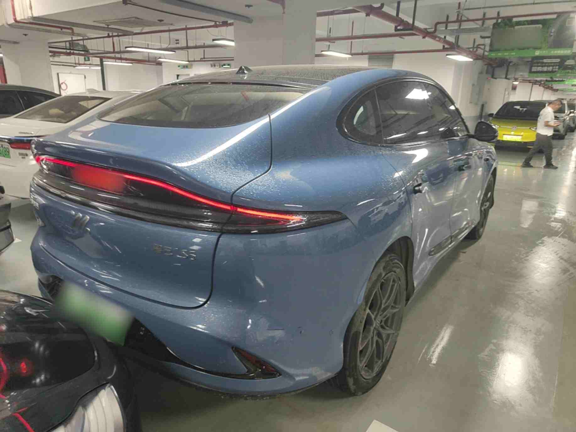 车辆右后45度外观展示