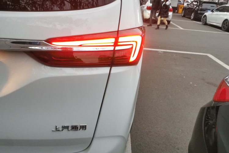 别克GL8 2022款 陆上公务舱 652T 豪华型车身外观9