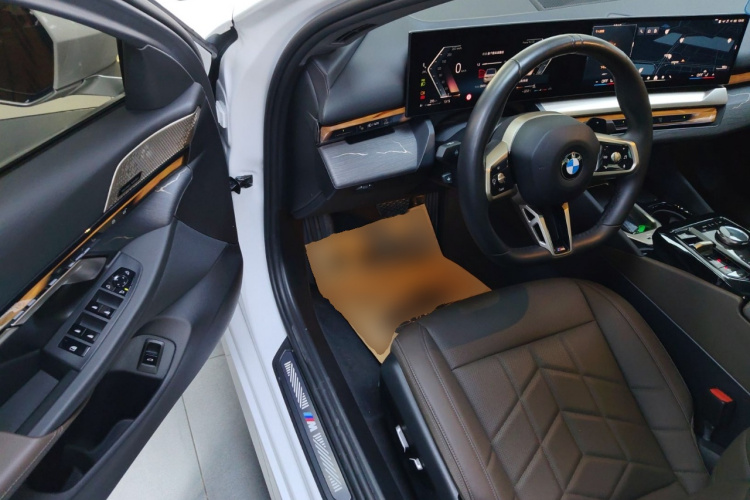 宝马5系 2024款 530Li 领先型 M运动套装中控内饰20