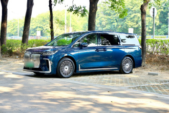 岚图汽车 岚图梦想家 2025款 PHEV 四驱尊贵鲲鹏版