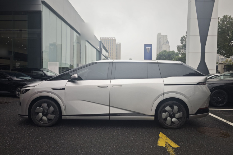 小鹏X9 2024款 610长续航Pro车身外观6004