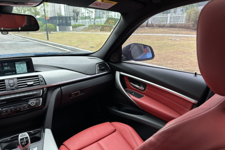 宝马3系 2019款 320i M运动曜夜版中控内饰7010