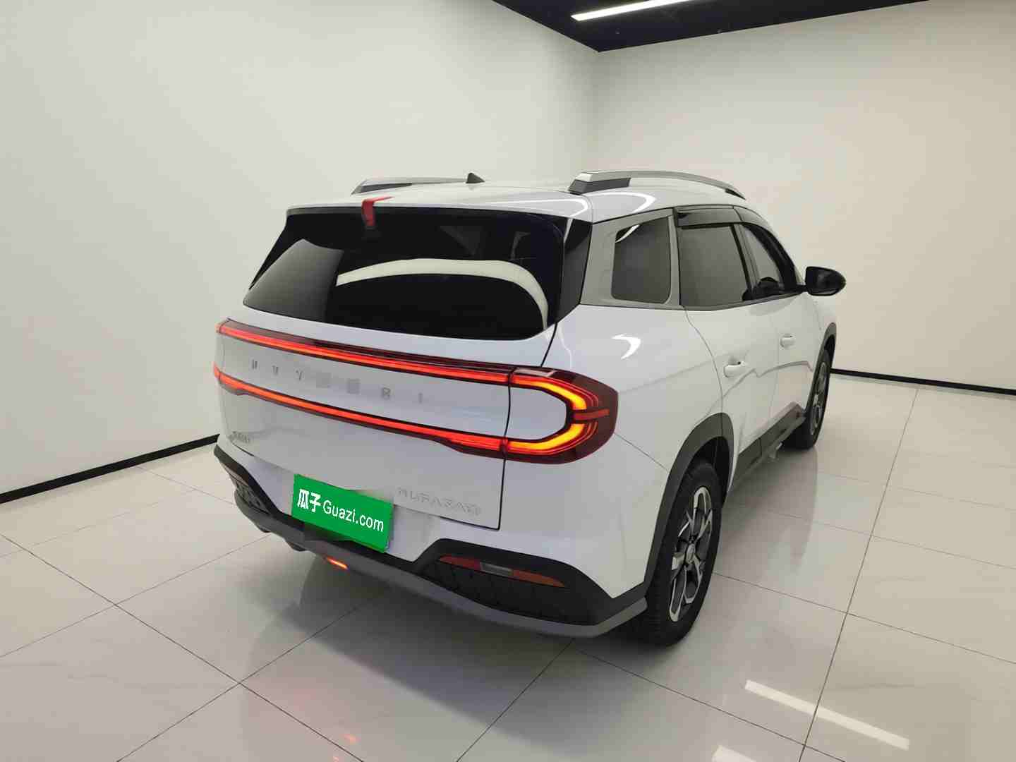 车辆右后45度外观展示