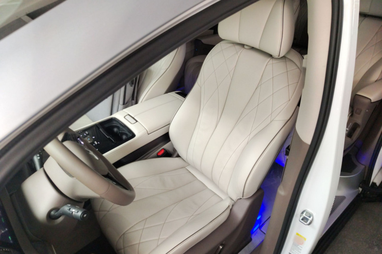 腾势D9 2022款 DM-i 1040 尊贵型中控内饰19