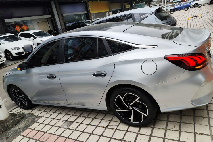 名爵 MG5 2021款 300TGI DCT青奢豪享版车身外观4