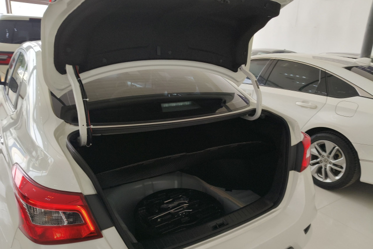 日产 轩逸 2022款 经典 1.6XE CVT舒适版机舱底盘23