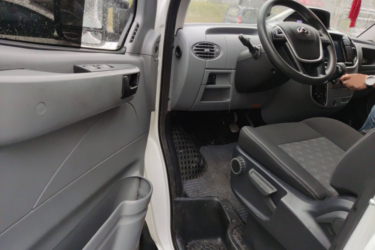 上汽大通MAXUS 新途V80 2023款 2.0T AMT经典傲运通短轴中顶5/6座中控内饰7003