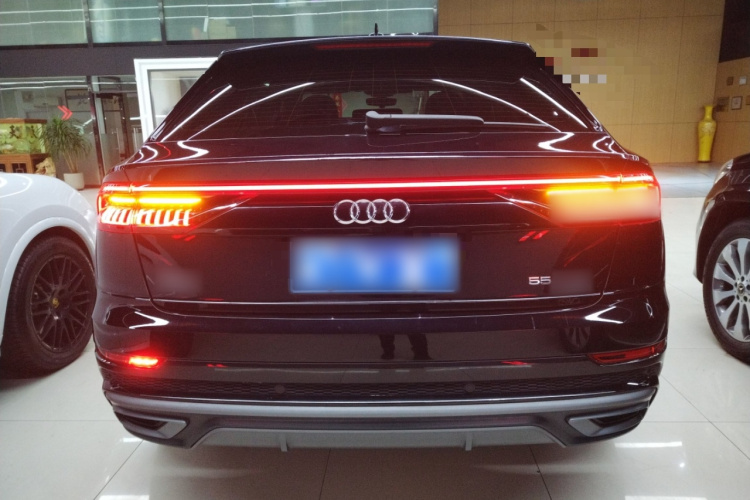 奥迪Q8 2021款 55 TFSI 豪华动感型车身外观6