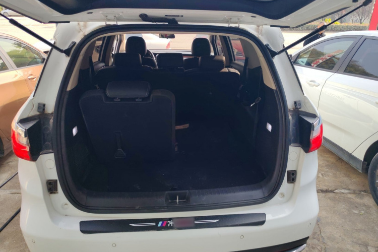 比亚迪 宋MAX 2017款 1.5T 自动智联豪华型 7座机舱底盘23