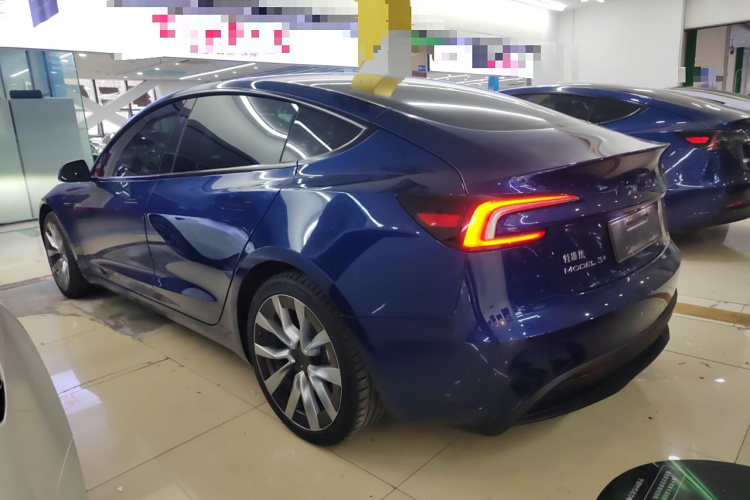 特斯拉 Model 3 2023款 长续航全轮驱动版车身外观4