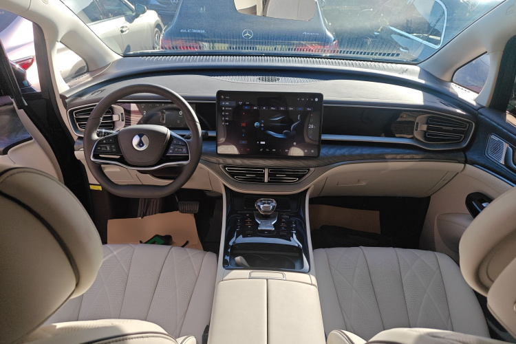 腾势D9 2024款 DM-i 980 四驱尊贵型中控内饰12