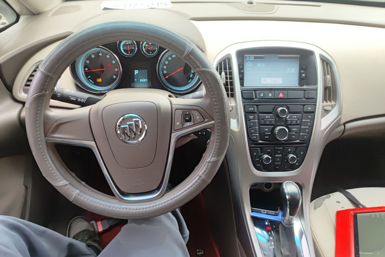 别克 英朗 2013款 GT 1.6L 自动时尚版中控内饰12