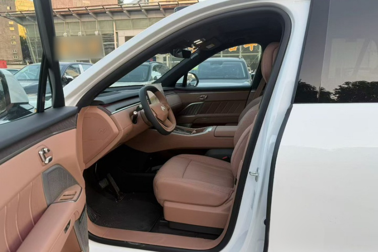 乐道L90 2025款 Max 六座版中控内饰7007