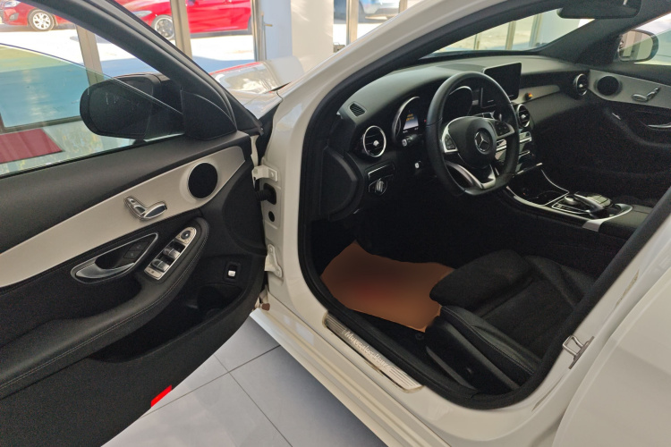 奔驰C级 2017款 C 200 运动版中控内饰20