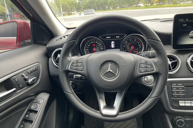 奔驰GLA 2018款 GLA 200 动感型中控内饰7001
