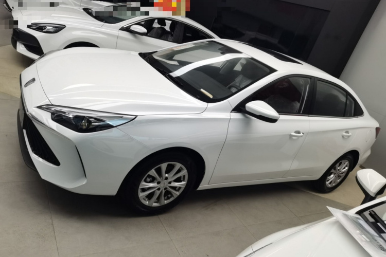 荣威i5 2023款 1.5L CVT豪华版车身外观4