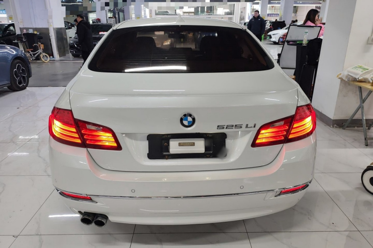 宝马5系 2014款 525Li 豪华设计套装车身外观6