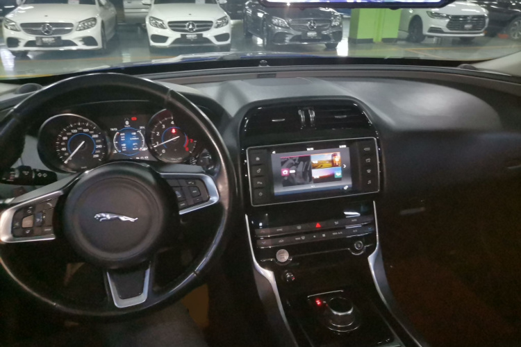 捷豹XEL 2018款 2.0T 200PS 精英版中控内饰7002