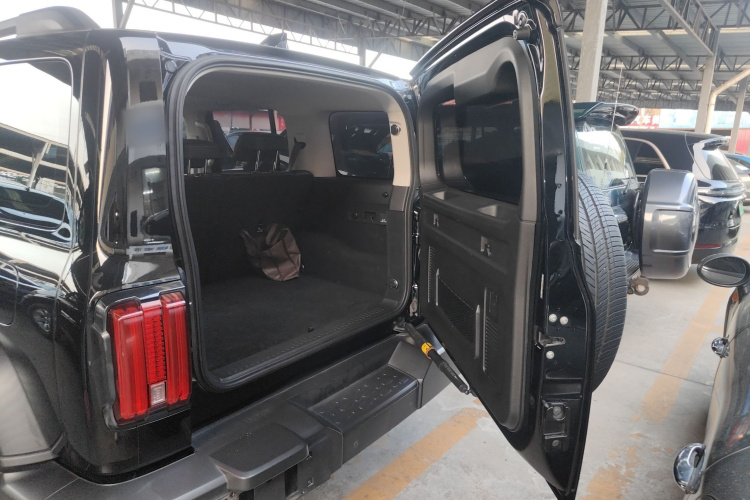 坦克300 2023款 越野版 2.0T 征服者机舱底盘23