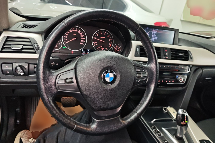 宝马3系 2016款 316Li 时尚型中控内饰12