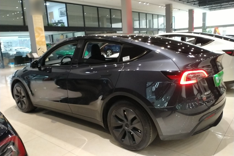 特斯拉 Model Y 2024款 后轮驱动版车身外观4