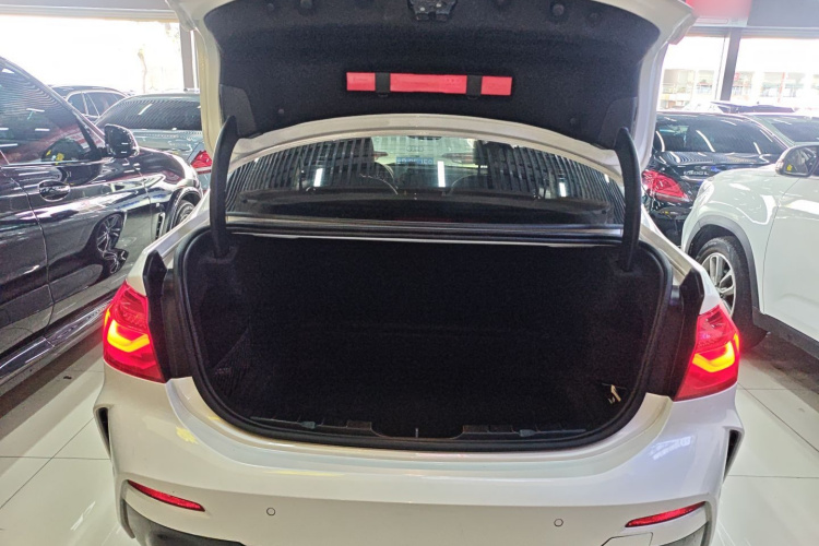 宝马1系 2019款 120i 领先型M运动套装机舱底盘23