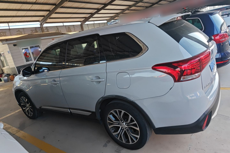 三菱 欧蓝德 2017款 2.0L 两驱荣耀版 5座车身外观6003