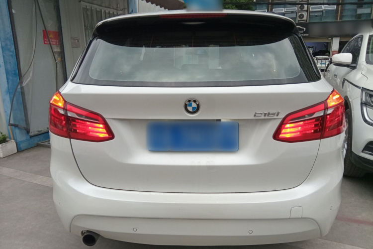 宝马2系旅行车 2016款 218i 时尚型车身外观6