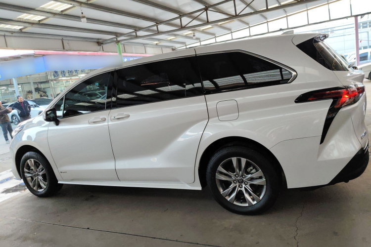 丰田 赛那SIENNA 2024款 2.5L混动 舒适版车身外观4