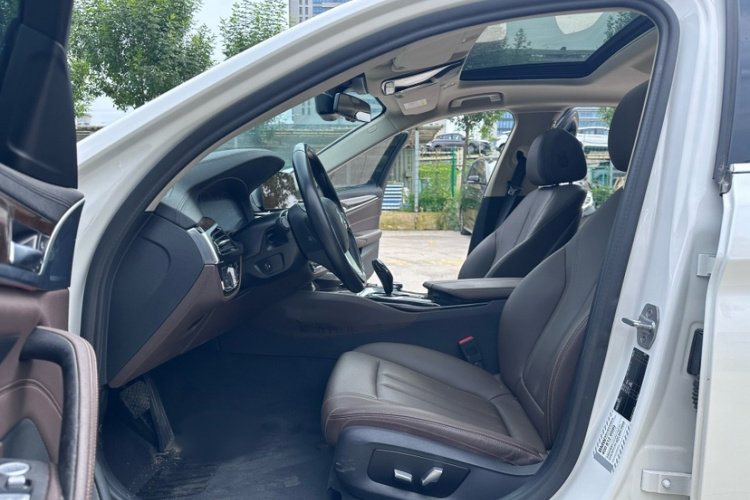 宝马5系 2019款 改款 525Li 豪华套装中控内饰7002