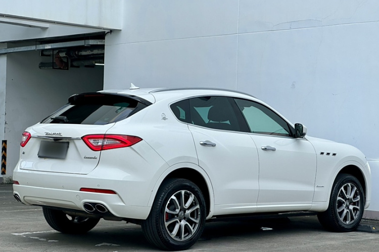 玛莎拉蒂 Levante 2018款 3.0T 豪华杰尼亚版车身外观6005