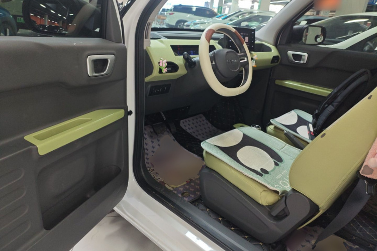 吉利银河 2023款 熊猫mini 新春版宝藏熊中控内饰7003