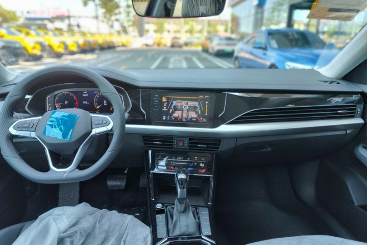 大众 帕萨特 2025款 出众款 330TSI 精英版中控内饰7003