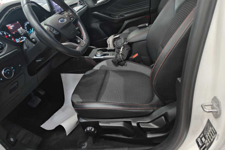 福特 福克斯 2020款 三厢 EcoBoost 180 自动ST Line局部细节19