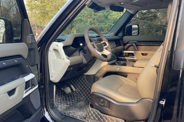 路虎卫士 2024款 90 2.0T P300 S中控内饰7001