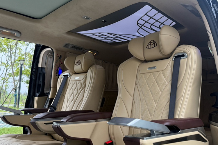 奔驰V级 2018款 V 260 L 尊贵加长版 国VI中控内饰7003