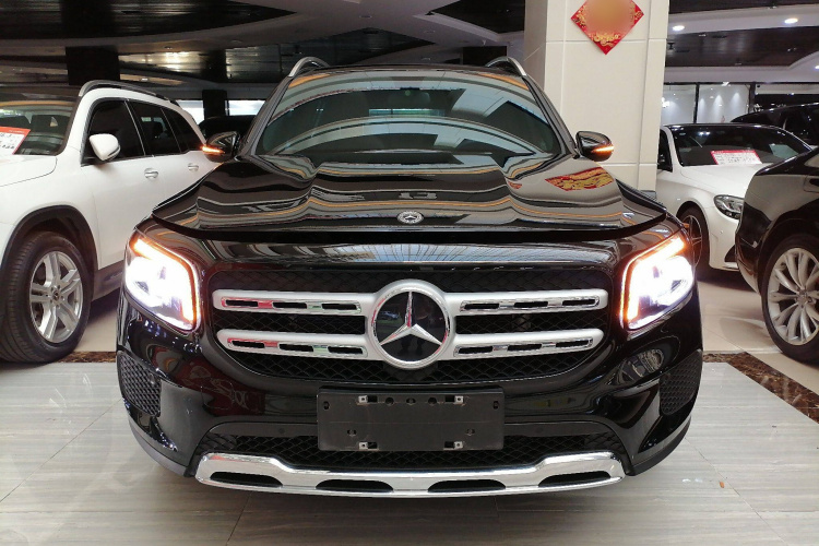 奔驰GLB 2023款 GLB 220 动感型车身外观2